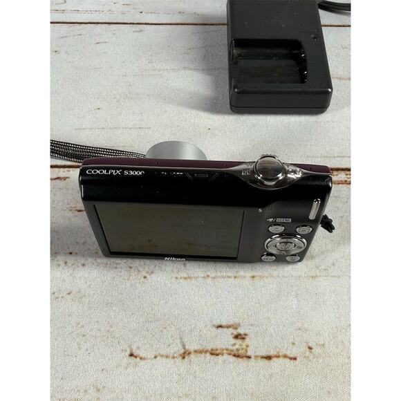 Nikon COOLPIX S3000 12MP Digital Camera 4x Zoom Purple Compact - Picture 5 of 8